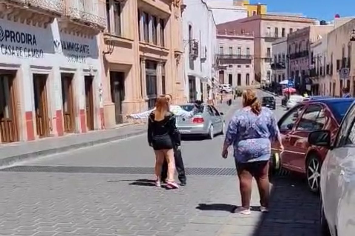 Detienen a dos mujeres por agredir a una agente vial