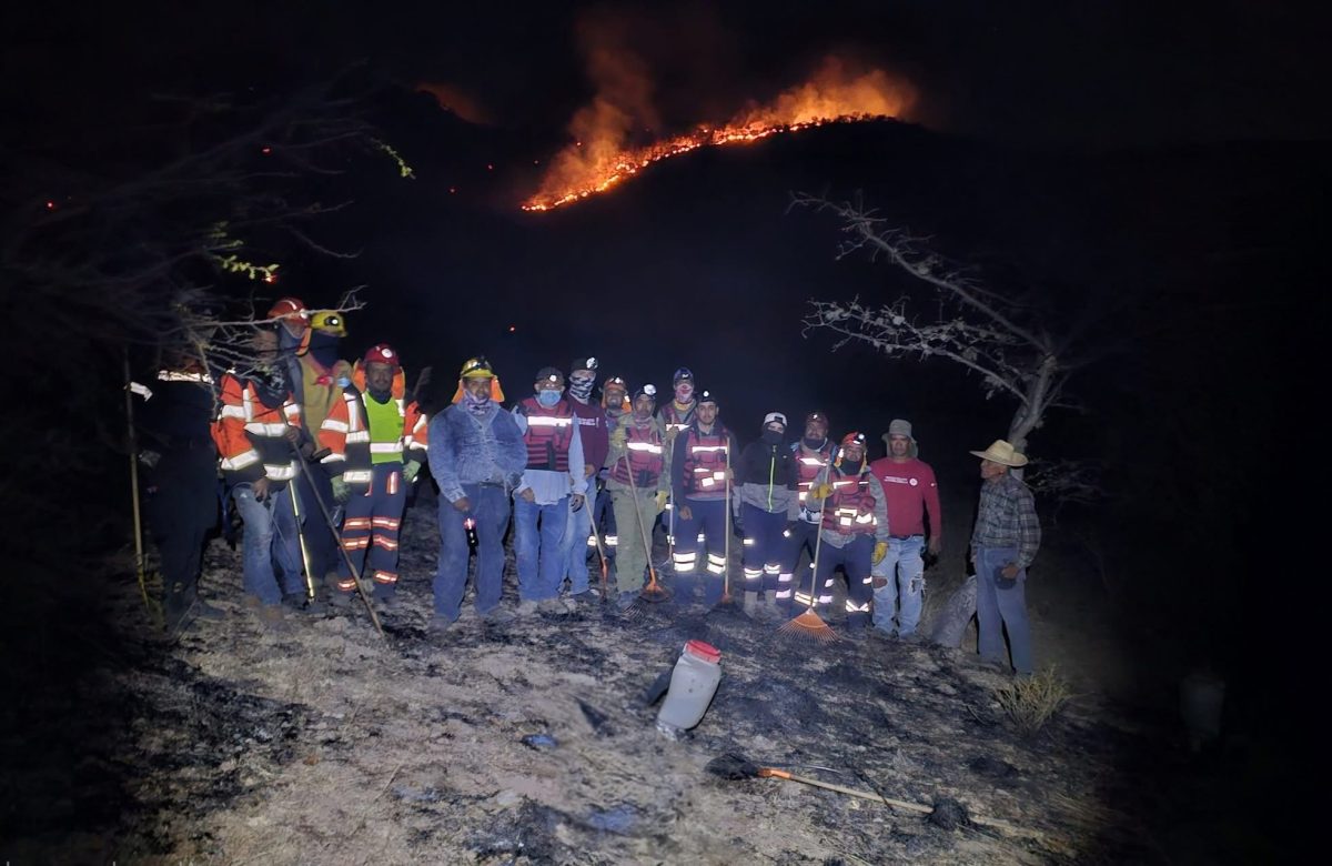 Incendio en Tepechitlán: Refuerzan combate, pero el fuego sigue activo