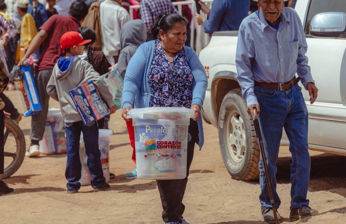 David Monreal lleva apoyos alimentarios a Fresnillo y anuncia rescate de espacios rurales