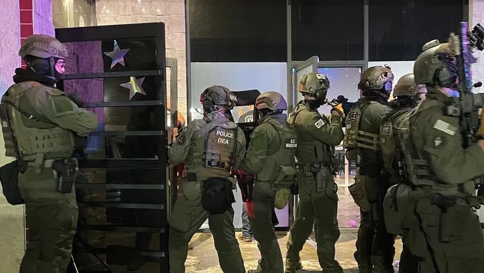 DEA y FBI detienen a más de 100 migrantes en una redada en centro nocturno clandestino