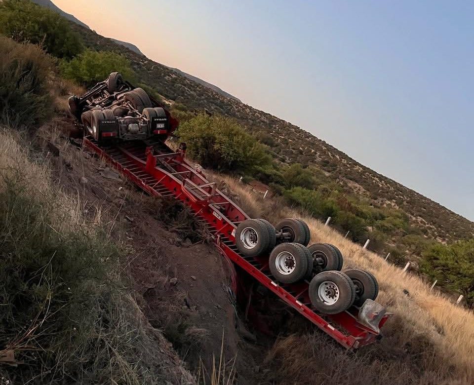 Vuelca tráiler en la autopista Zacatecas–Aguascalientes