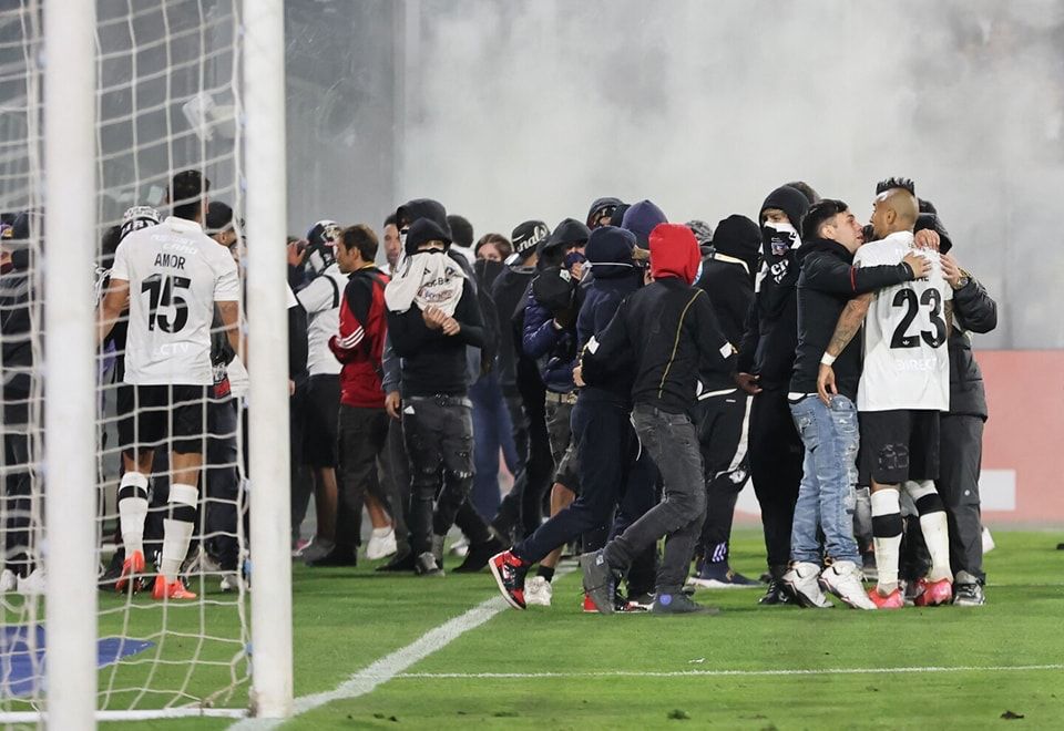 Mueren asfixiados 2 inchas antes de partido de la Copa Libertadores en Chile