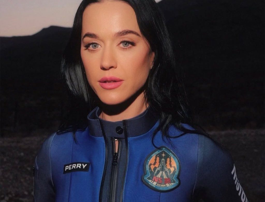 Katy Perry regresa a la Tierra tras 10 minutos en el espacio