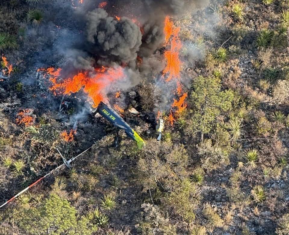 Se desploma helicóptero que combatía incendio en Coahuila; hay ocho lesionados