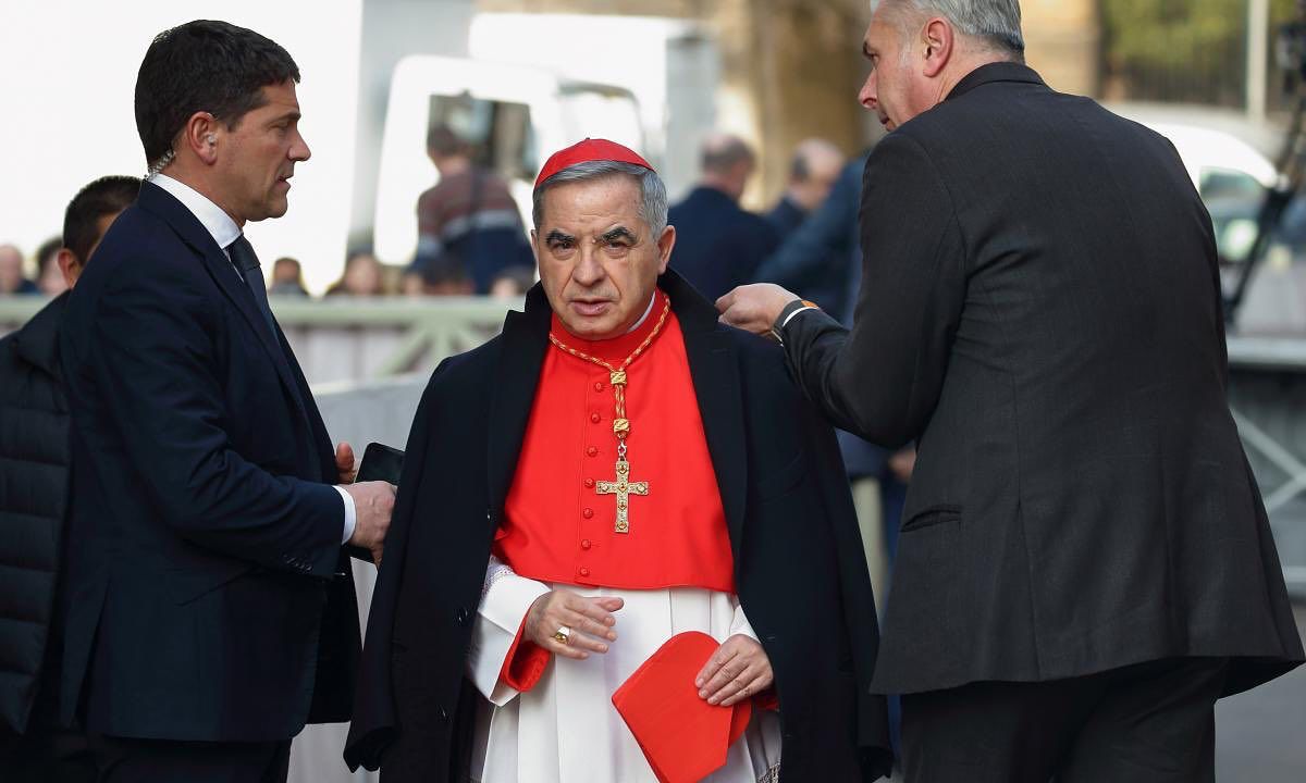 El cardenal vetado por el papa Francisco: Angelo Becciu, renunció a participar en el cónclave