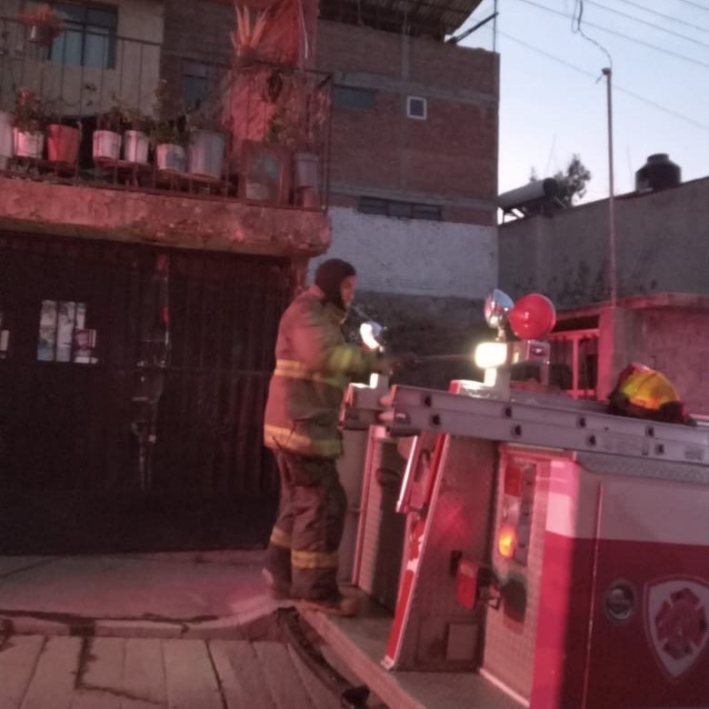 ¡Despiertan entre llamas! Incendio sorprende a vecinos en el barrio La Pinta