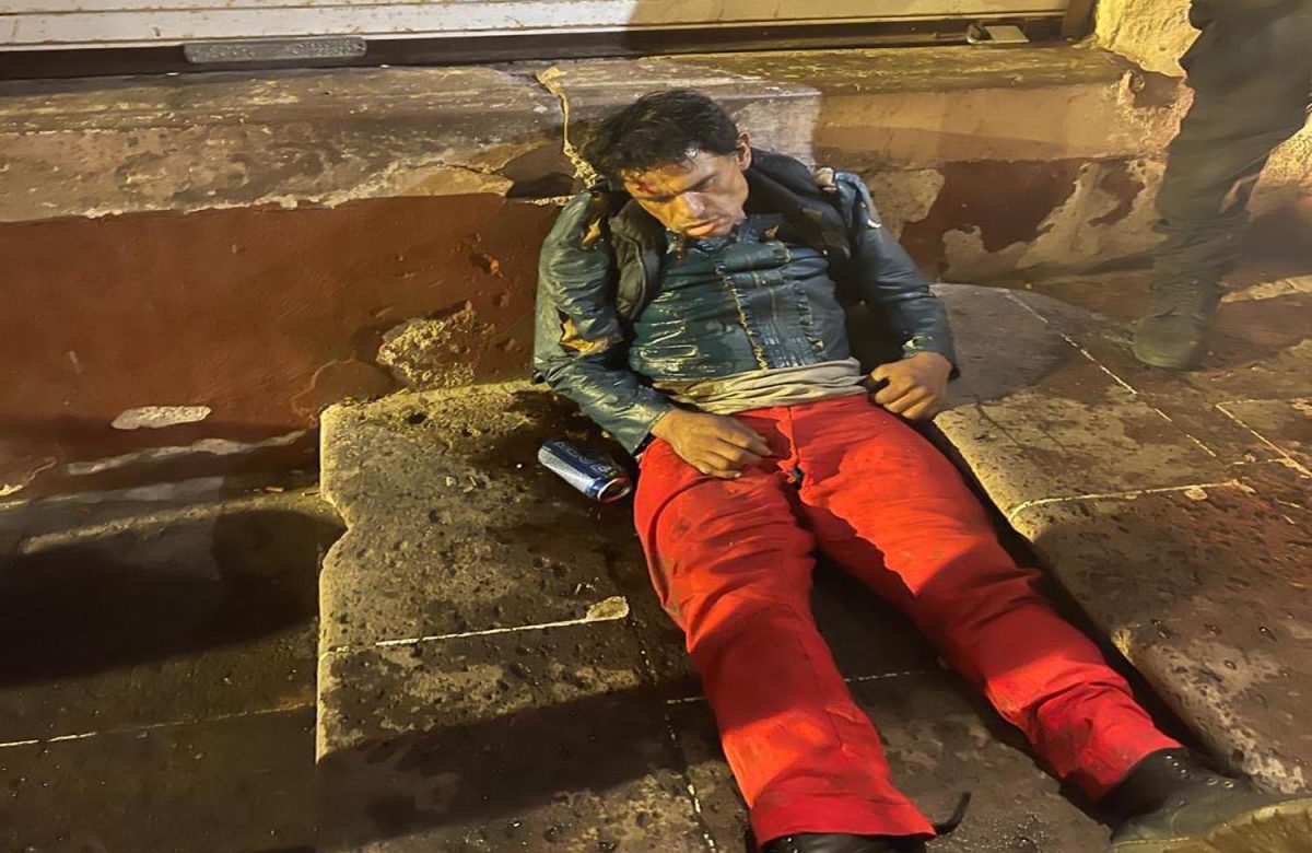 Indignante Negligencia Policial: Hombre Gravámente Enfermo Es Ignorado en Plena Vía Pública