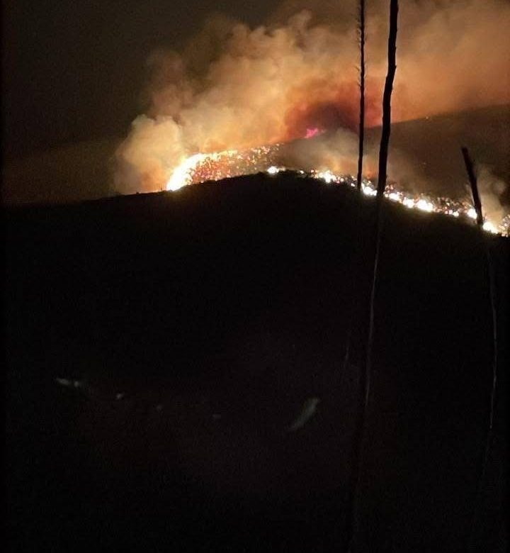 Incendio en Villa de Cos se descontrola y alcanza la comunidad de Efigenia