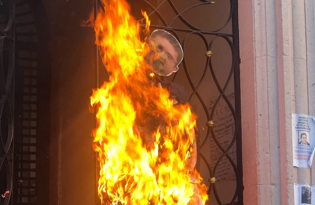 ¡Exigen Justicia Real! Feministas encaran impunidad en la UAZ y prenden fuego a figura del rector