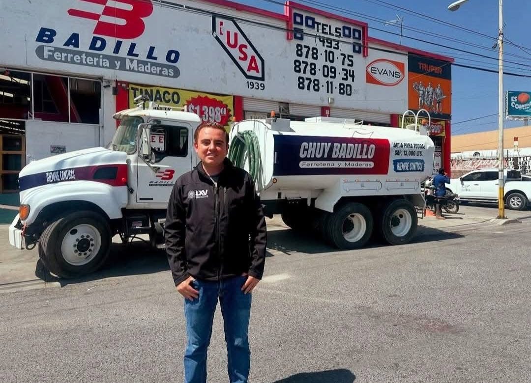 ¿Ayuda o autopromoción? Diputado entrega agua con su nombre y su empresa familiar en Fresnillo