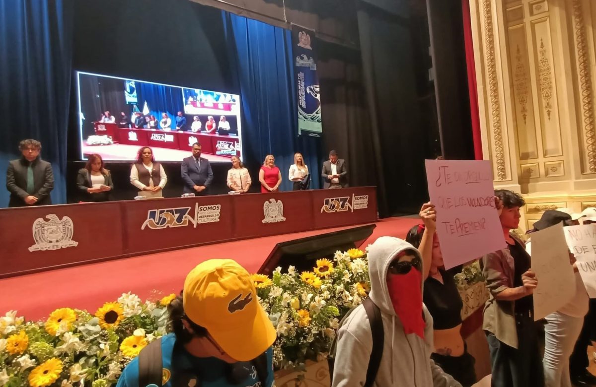 Exigen justicia: irrumpen acto oficial en la UAZ para denunciar protección a Rubén Ibarra