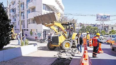 Diputada exige retirar maquinaria abandonada del viaducto suspendido