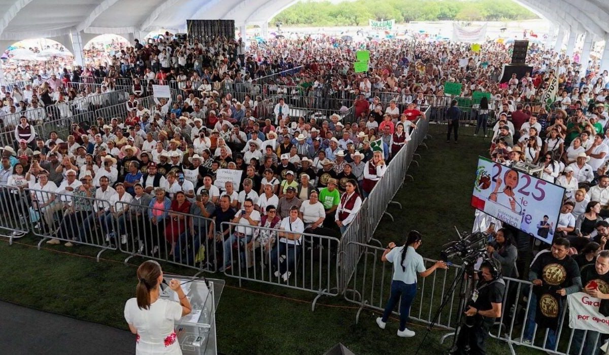 Maestros de la CNTE y pobladores protestan durante evento de Claudia Sheinbaum en San Luis Potosí