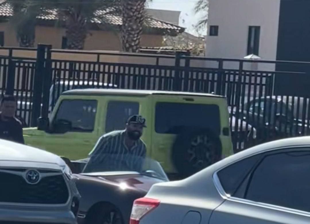 Carín León protagoniza momento viral al quedarse varado en pequeño auto en Hermosillo