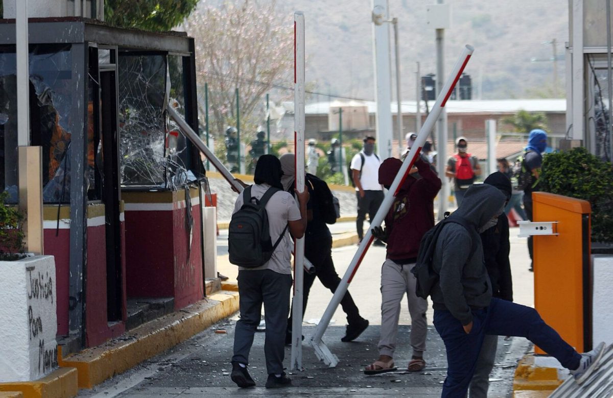 Normalistas de Ayotzinapa protestan por asesinato del activista Marco Antonio Suástegui