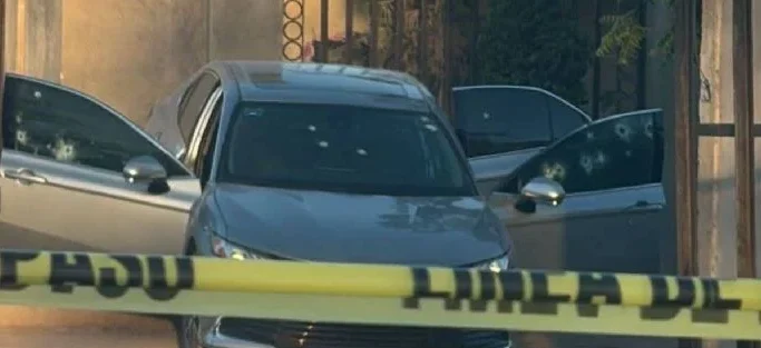 Agentes confunden a abogado con criminal, le disparan 70 veces y ahora están prófugos.