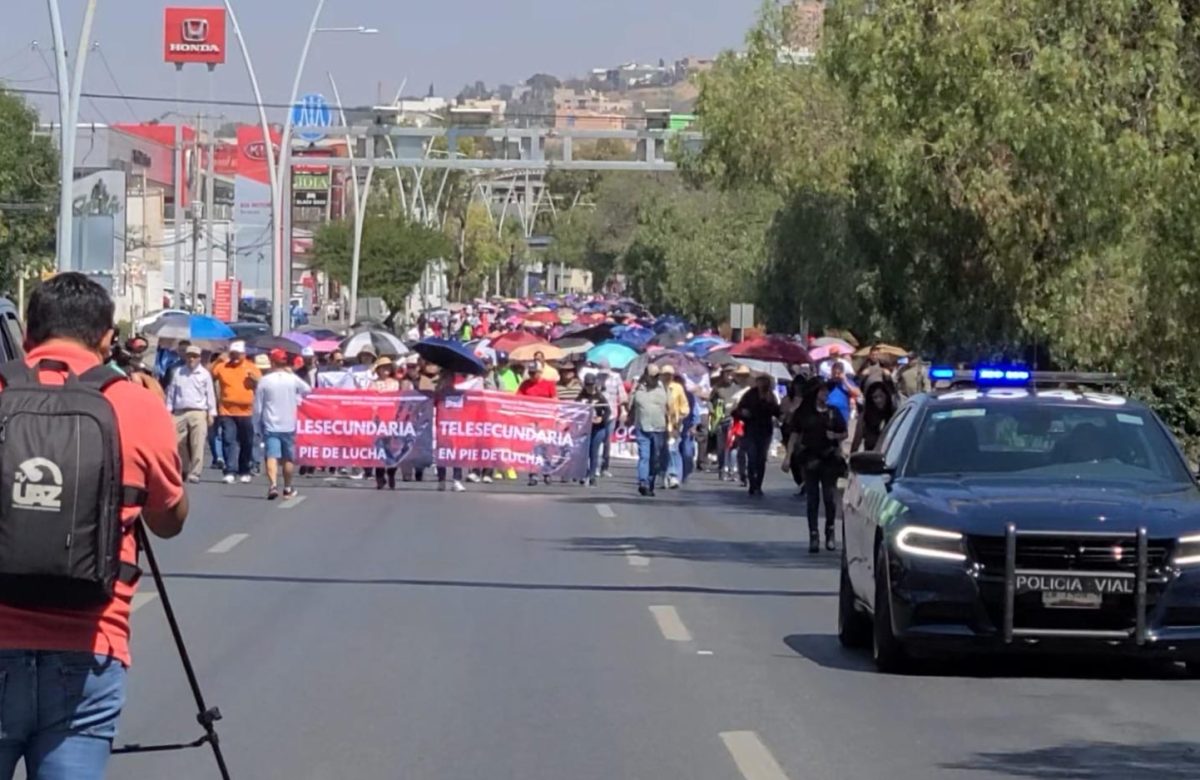 Docentes de telesecundaria marchan y advierten cierre del bulevar en Zacatecas