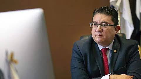 Acusado y sentenciado por violación, pero sigue cobrando del erario