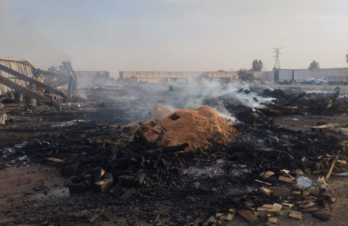 Bodega de madera reciclada queda reducida a cenizas en Calera