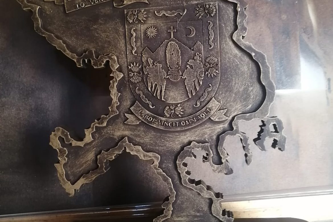 Mientras dicen que “no hay dinero”, aprueban más de 2 millones para escultura con errores históricos