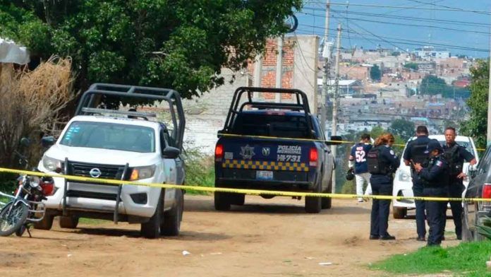 “Ahí se los dejamos”: Madre recibe cuerpo de su hijo muerto afuera de su casa, dentro de un ataúd en León