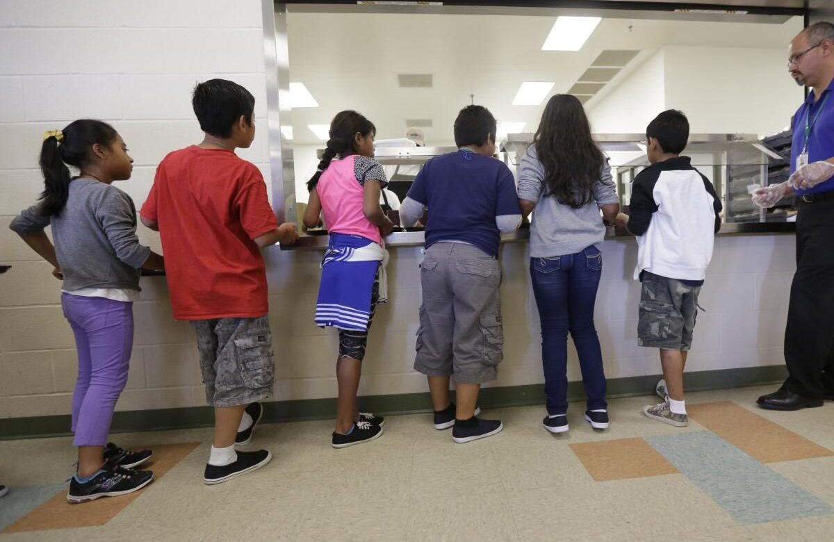 Niños traumatizados y sin agua limpia en centros de detención de Texas