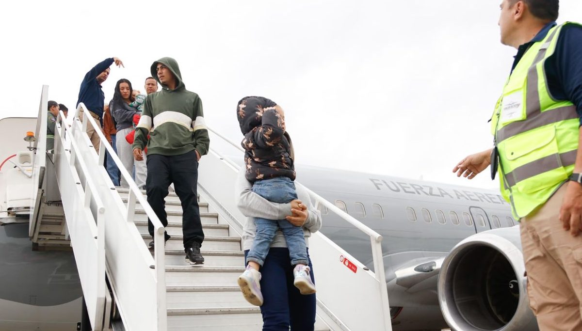 Corte Suprema permite a Trump reiniciar deportación rápida de inmigrantes
