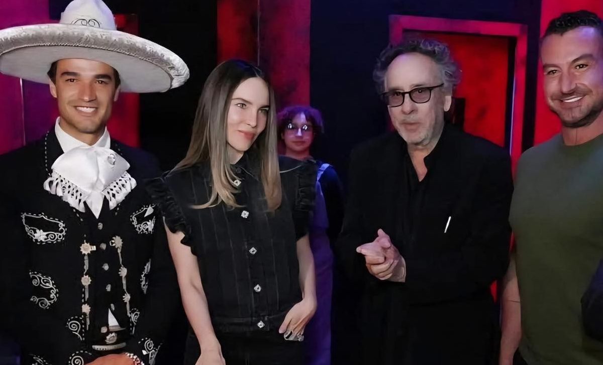 Tim Burton inaugura su laberinto en CDMX acompañado de Belinda