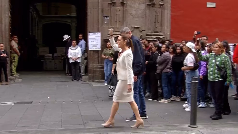 Claudia Sheinbaum vota entre muestras de apoyo en el Centro Histórico: “Que viva la democracia”