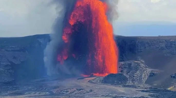 El volcán Kilauea lanza lava a más de 100 metros de altura en su episodio eruptivo número 25