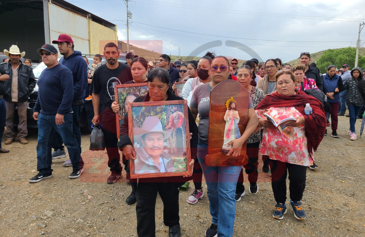 Casa de Cerros despide entre aplausos y silencio a víctimas del accidente en la federal 45