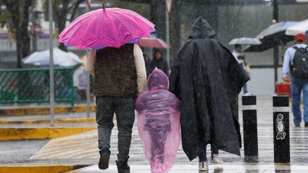 Ondas tropicales y monzón mexicano dejarán lluvias muy fuertes en México