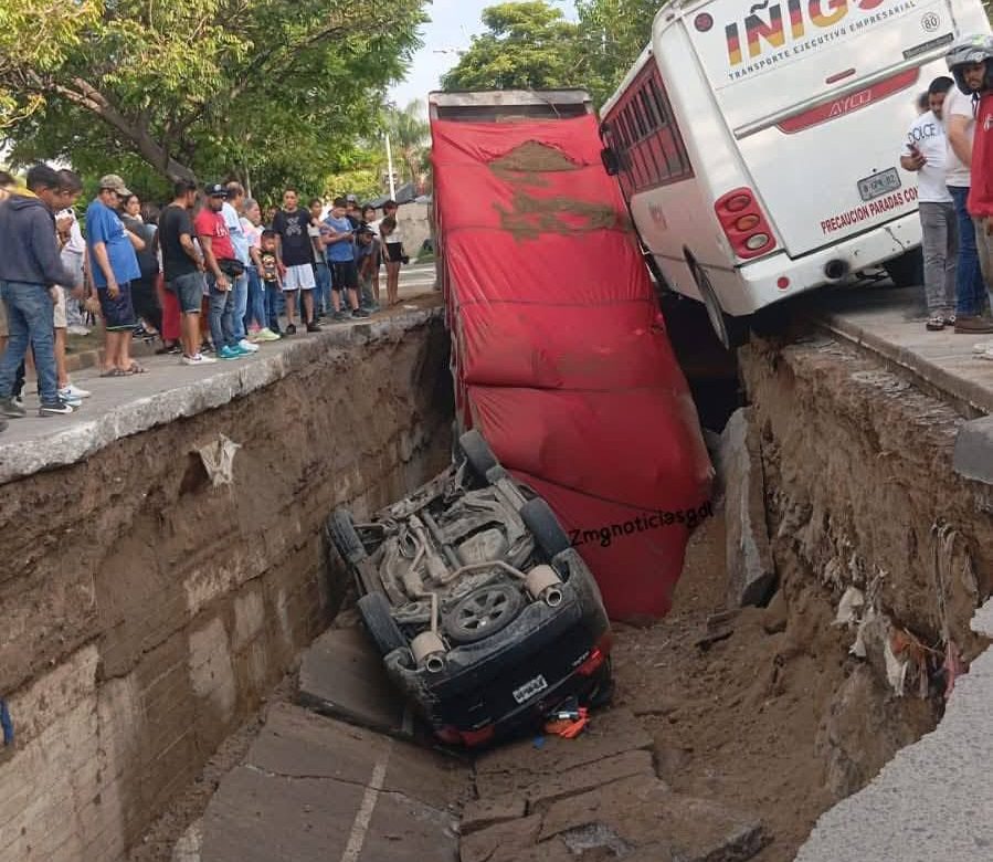Megasocavón en Guadalajara deja tres heridos, entre ellos dos menores