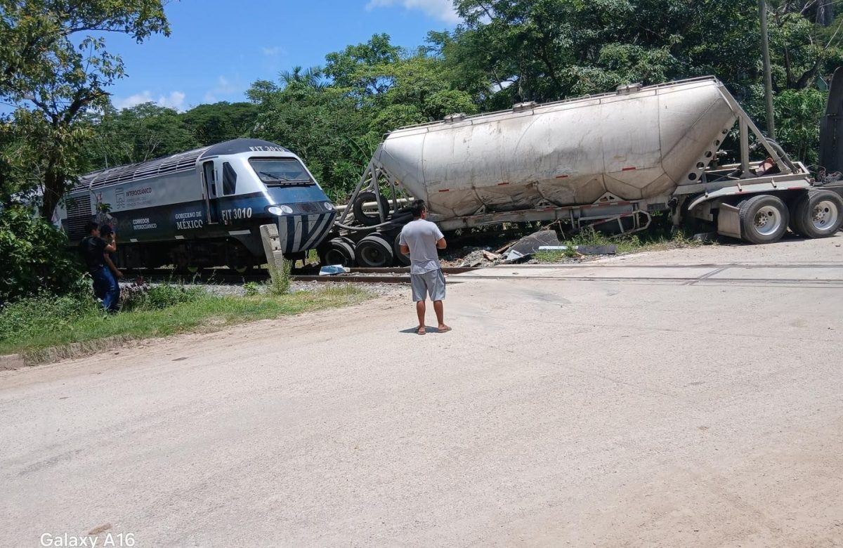 Choca camión de carga con el Tren Interoceánico en Tabasco; no hay lesionados