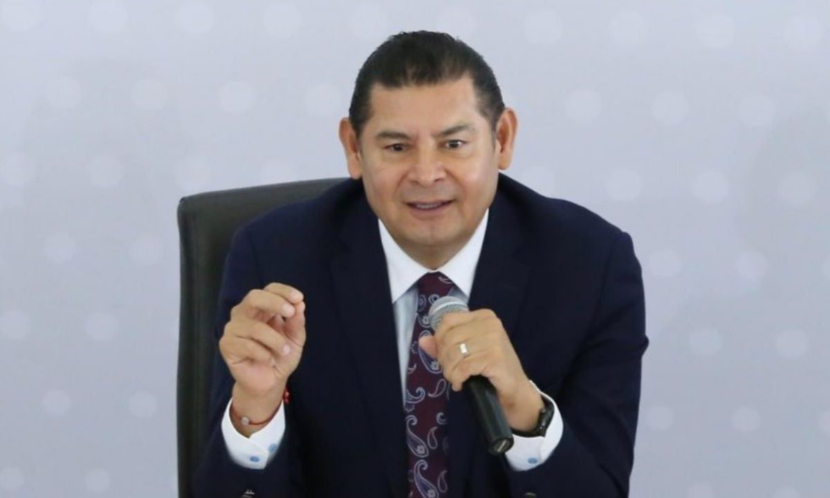 Gobernador Armenta se disculpa con secretaria de Turismo tras polémica por tronar los dedos