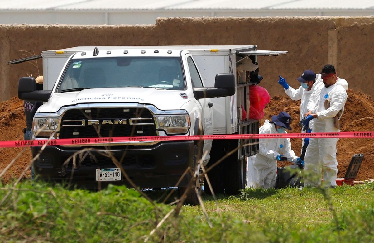 Encuentran más de 220 bolsas con restos humanos en fosas clandestinas de Las Agujas, Jalisco