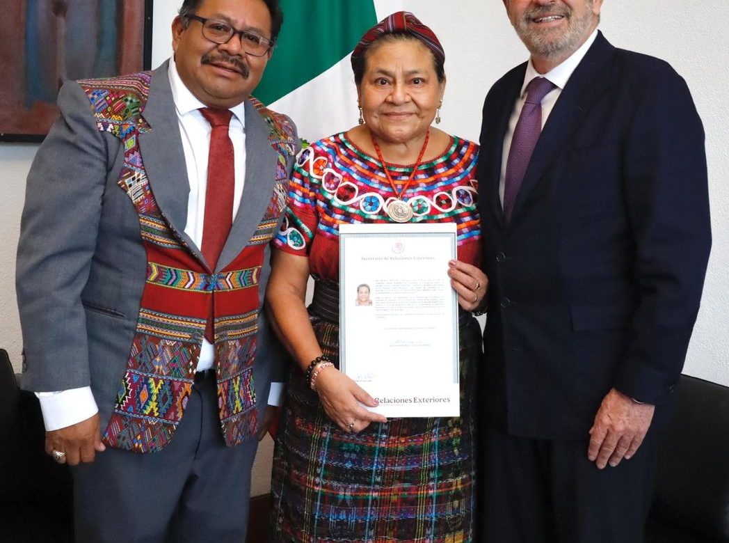 Rigoberta Menchú recibe carta de naturalización mexicana
