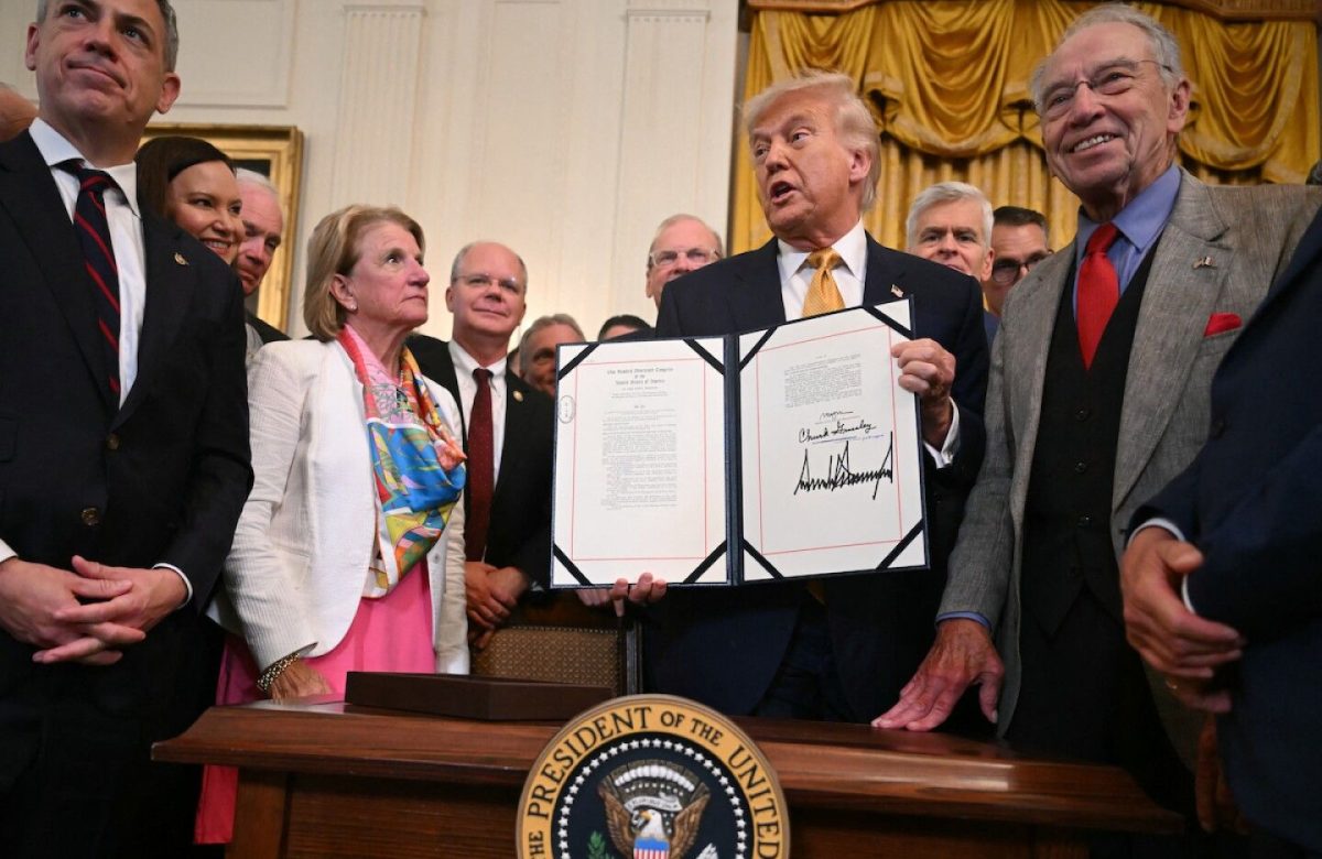 Trump firma ley contra el tráfico de fentanilo y acusa control del narco en México