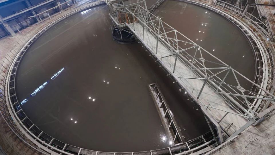 Mueren seis estudiantes tras caer a un tanque de lodos en planta minera en China