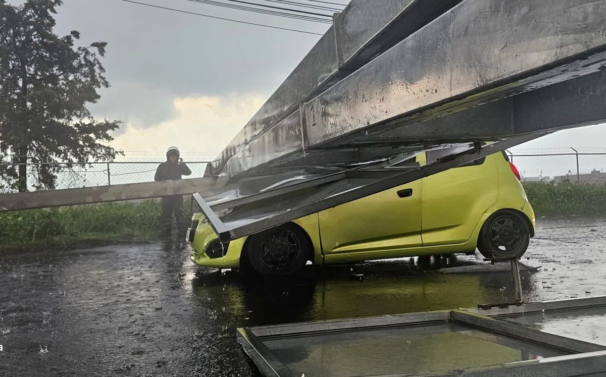 Cae espectacular sobre autos en Chalco durante tormenta