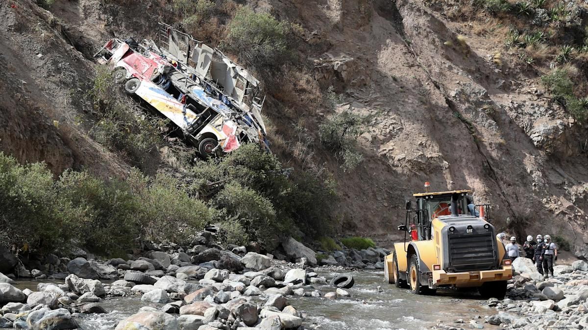 Tragedia en los Andes: vuelca autobús en Perú y deja 18 muertos