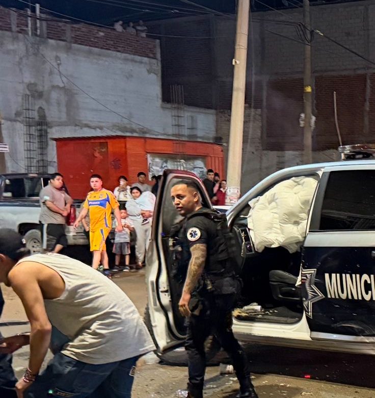 ¡Patrulla y auto chocan de frente en Las Huertas! Hay 6 heridos, entre ellos 3 policías