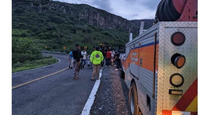 Rescatan a 17 turistas atrapados por creciente en cascada de Tarimoro