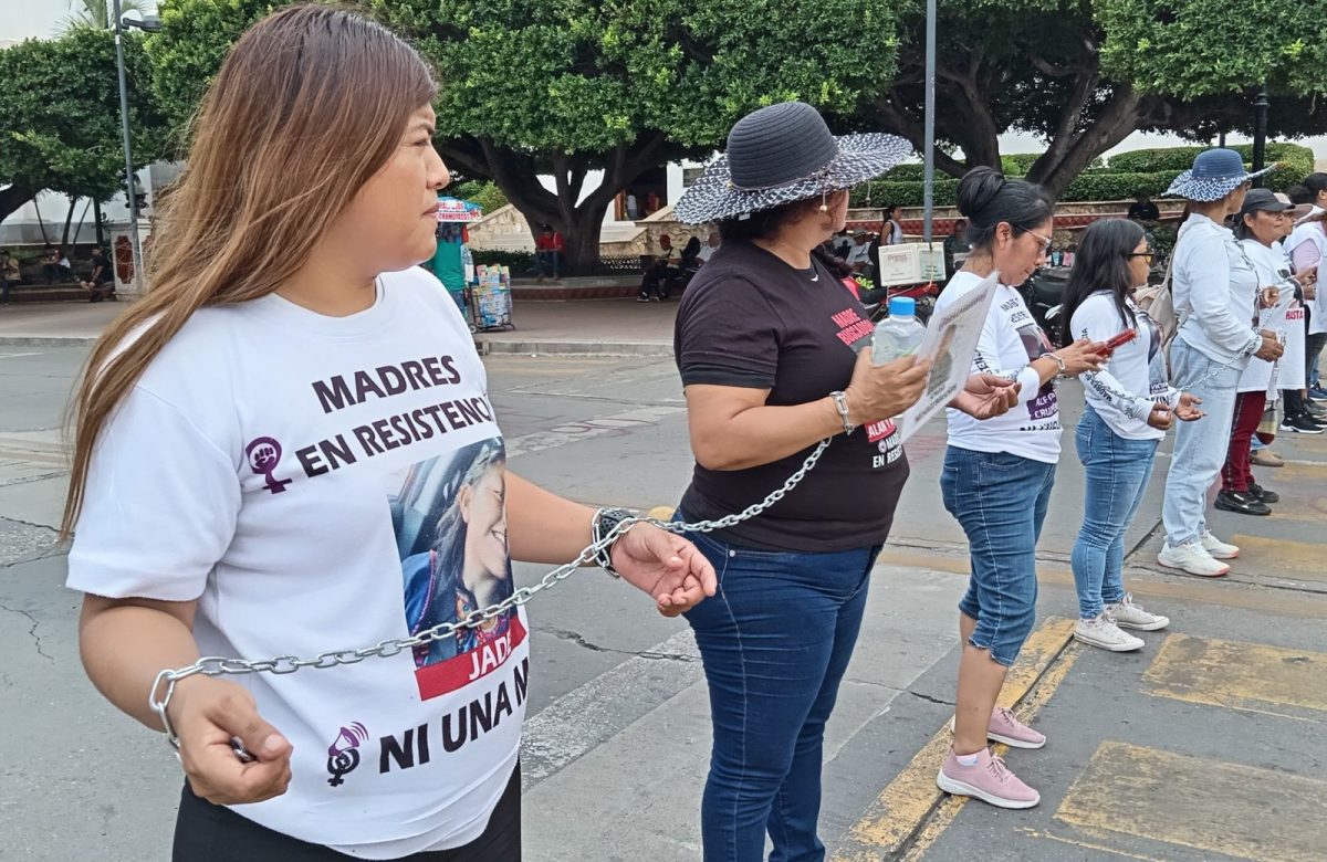 Madres buscadoras se encadenan en protesta frente al Palacio de Gobierno de Chiapas