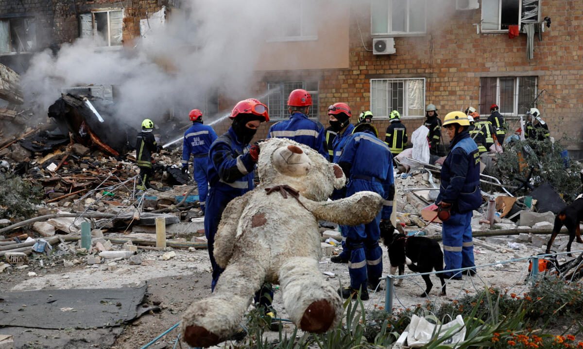 Ataque ruso en Kyiv deja 23 muertos, entre ellos cuatro menores