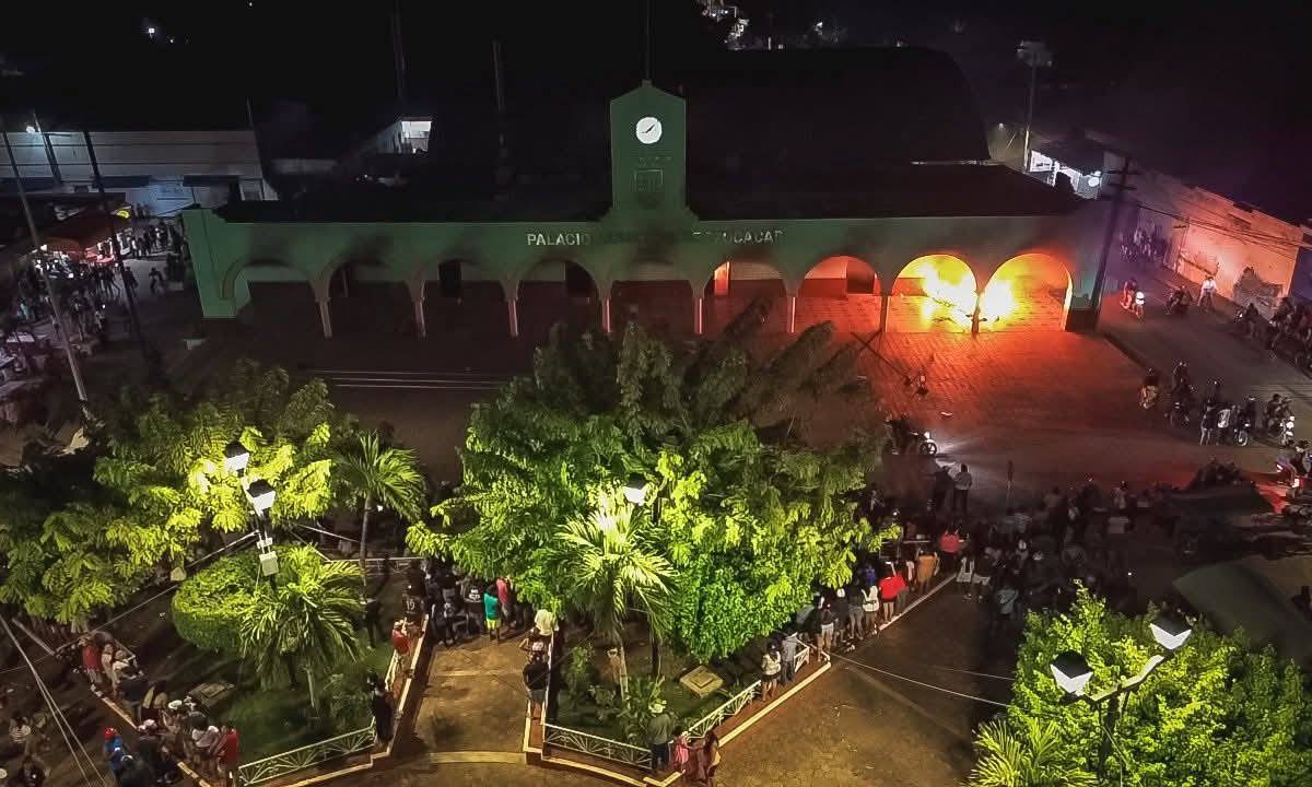 Protesta en Tzucacab termina con incendio del Palacio Municipal tras muerte de joven detenido
