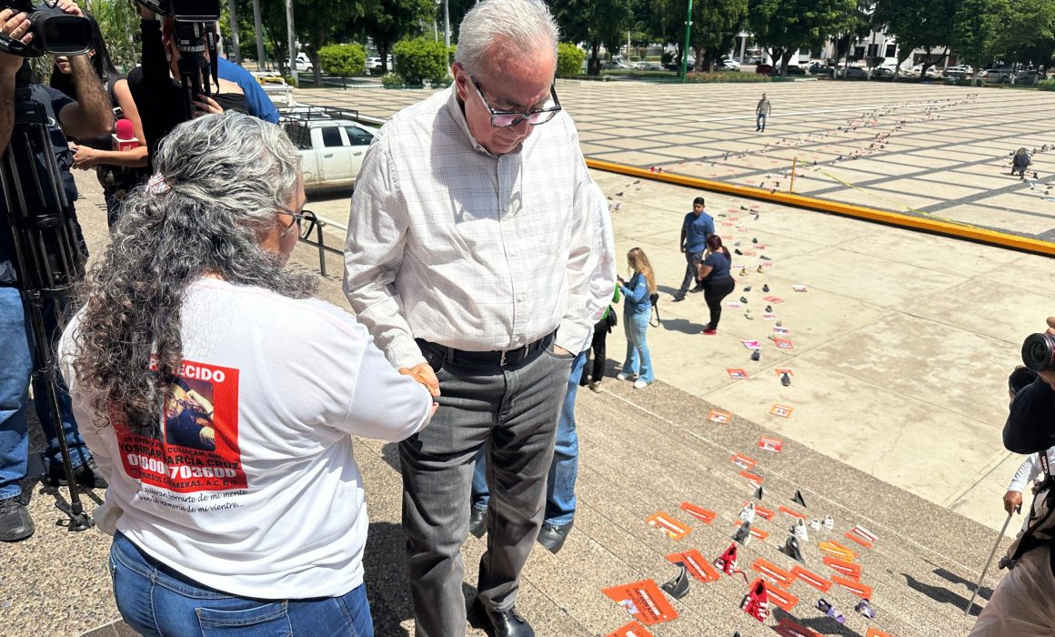 Madres buscadoras colocan zapatos en Palacio de Gobierno para exigir justicia en Sinaloa