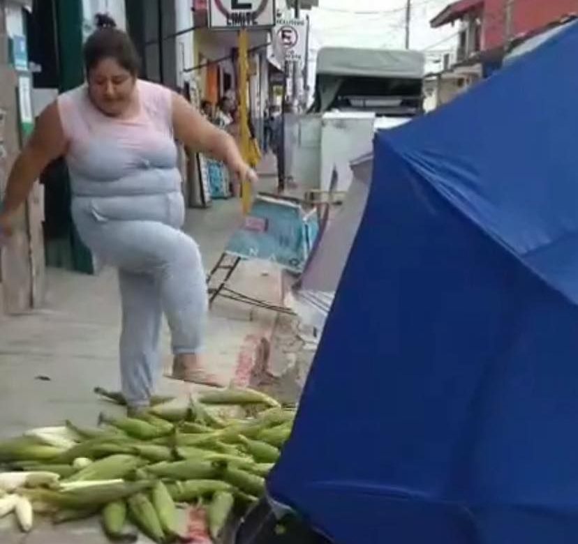 “Lady Elotes” desata indignación en Misantla tras agredir a vendedor ambulante