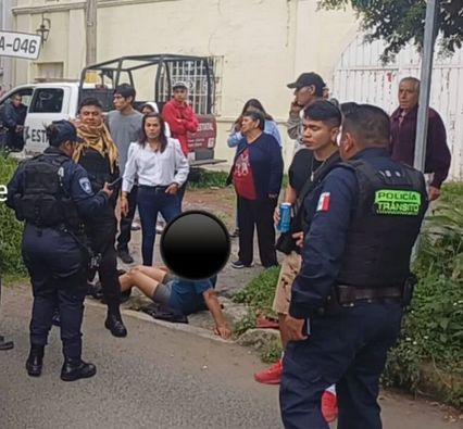 Asaltante es atropellado al intentar huir; policía niega ayuda a la víctima “porque no era su turno”