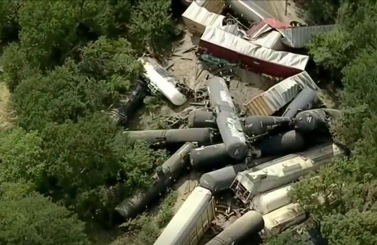 Descarrilan 35 vagones de tren en Texas